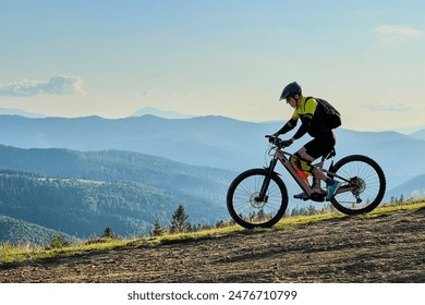 at015m